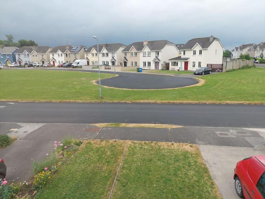 3 Bed Semi-Detached House In A Quite Estate Bruff Exterior foto